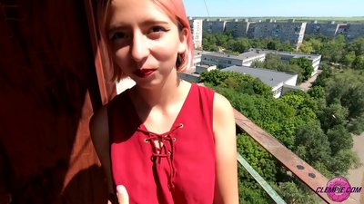 Une étudiante sensuelle suce un étranger dans l'Outback - sperme sur son visage